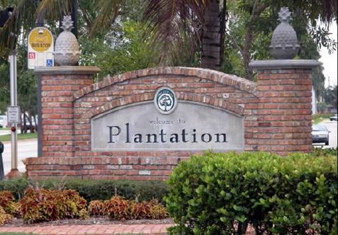 CITY OF PLANTATION The City of Plantation has an estimated population of 84,725 and encompasses approximately 22.8 square miles, with 4.5 miles of frontage on SR 7/U.S. 441.