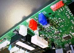 When using a modulating thermostat, the plug on the printed circuit board must be connected with the correct polarity. To reach the printed circuit board, the black casing must be opened.