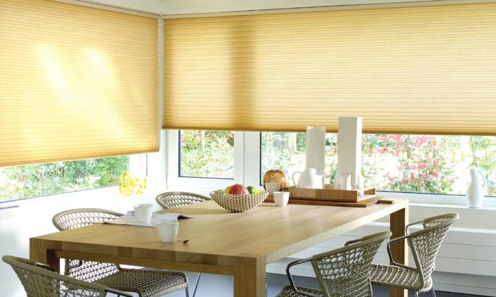 This set-up, using fabrics that perform differently, is often used to change the shade according to the time of day.