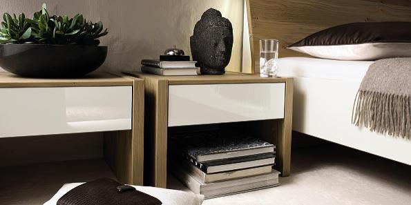 Version: high-gloss white, natural oak The carcase of the consoles features a light and airy design,
