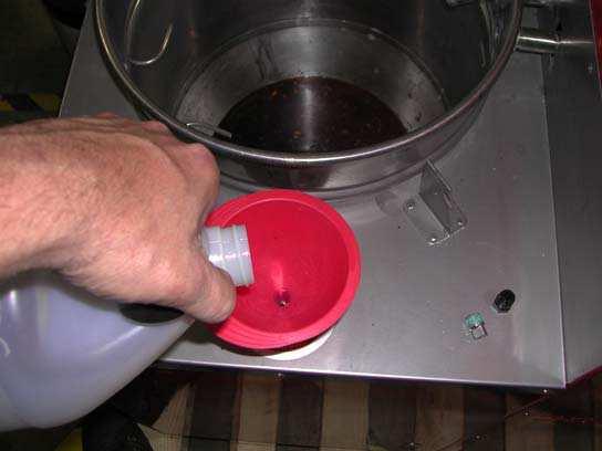 If you do not have an Oil Fill Accelerator, you will need to place a funnel in the Breather Hole.