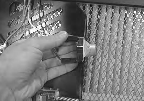 If there is a fire in the hopper, the Thermo Sentry stops the vacuum fan air flow.