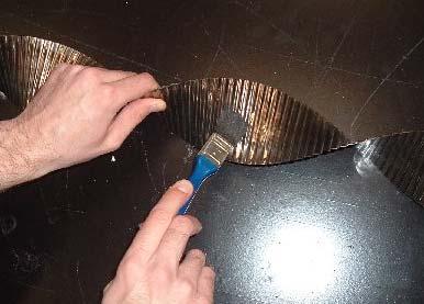 If necessary the reflectors can be cleaned with a mild detergent. This can significantly improve the efficiency of the appliance. 4.