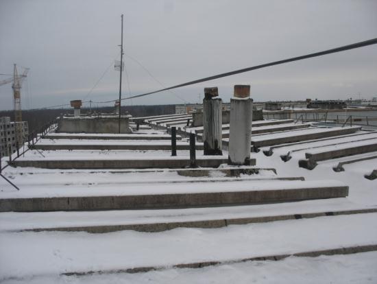 attēlā redzams ēkas jumts ziemā un bijušie un renovācijas laikā aizslēgtie dabīgās ventilācijas kanāli. Savukārt, 16.