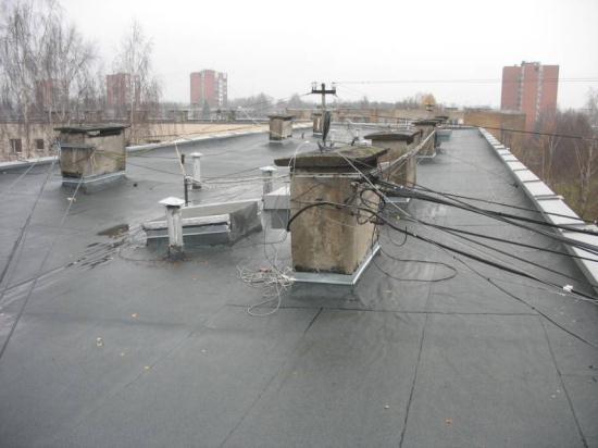 sērijas ēkas ventilācijas kanāli skatoties no jumta puses 8.attēls, renovētās 464.sērijas ēkas ventilācijas šahtas uz jumta Konstatējums 1: Abu nerenovēto 464.