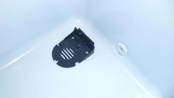 Mix up a bit of epoxy glue and epoxy the base to the cooler bottom. Once the epoxy has cured, attach the bilge pump.