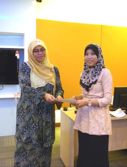 Joyful moments during the certificate giveaways to the participants. From left to right: Dr. Shirazi, Assoc. Prof.