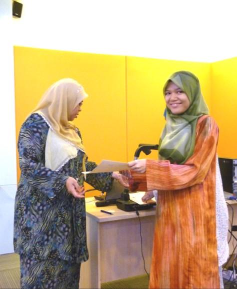 Dr. Faridah Othman and certificate presentation to participants.
