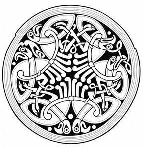 Tautinis keltų ornamentas uţraitas arba trimito spiralė, kartais detalės S raidės pavidalo, kartais neryški kaip kablelis, kartais išsipūtusi kaip akiniuotė gyvatė.