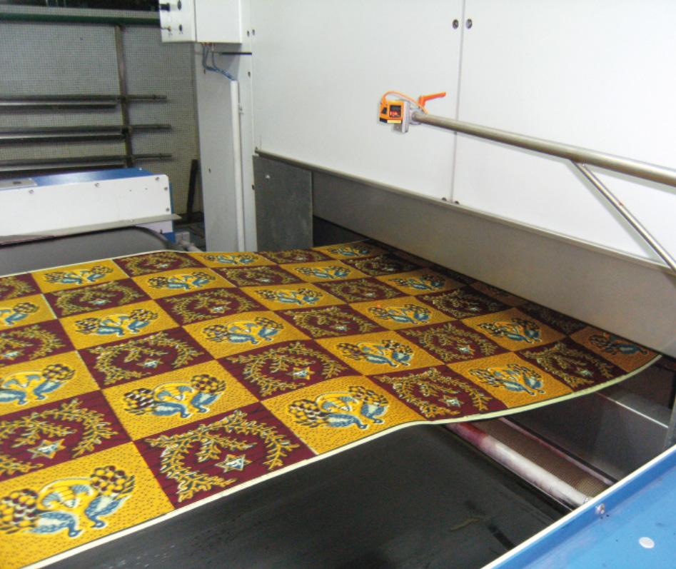 Combined with a conveyor belt for contact free surface drying.