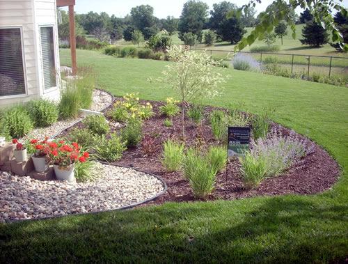 Benefits of Rain Gardens Filter runoff pollution Improve water quality Protect rivers and streams Remove standing water in your yard Reduce soil erosion Reduce mosquito breeding Increase beneficial