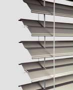 The slats of the NOVAL 90 from Baumann Hüppe can be tilted from 0 to 90 at all heights. This allows a better control and regulation of solar intake inside a room at any time of the day.