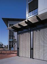 Guide rails 25 mm deep guide rails ensure flawless running of the slats even with temperature-related movements of the façade and the slats.