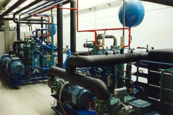 Engine room of an indirect NH 3 system in a hypermarket 5 Comparison Indirect / NH 3 against Direct / HFC 1 System characteristics Indirect/NH 3 Direct/R404a Plus cooling 2 screw compressors 1 plate