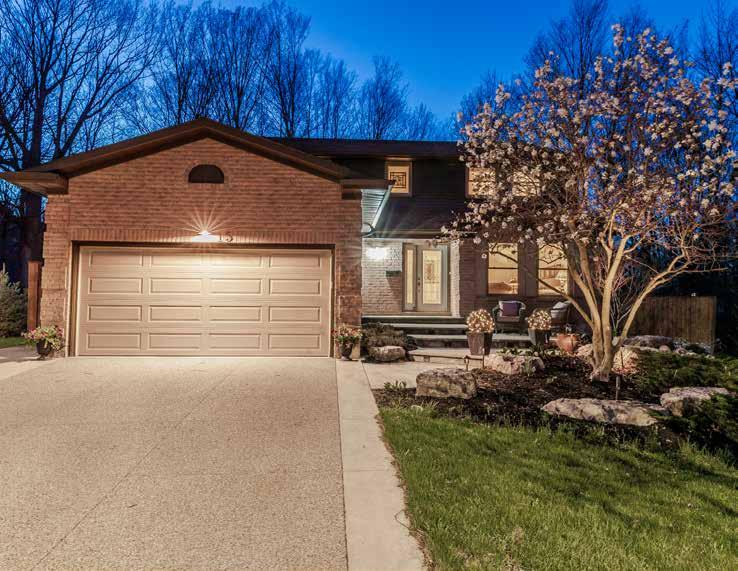15 YORKVIEW PLACE DUNDAS Welcome to 15 Yorkview Place in beautiful Dundas. Situated at the end of a quiet court on a large pie lot, this property is sure to impress!
