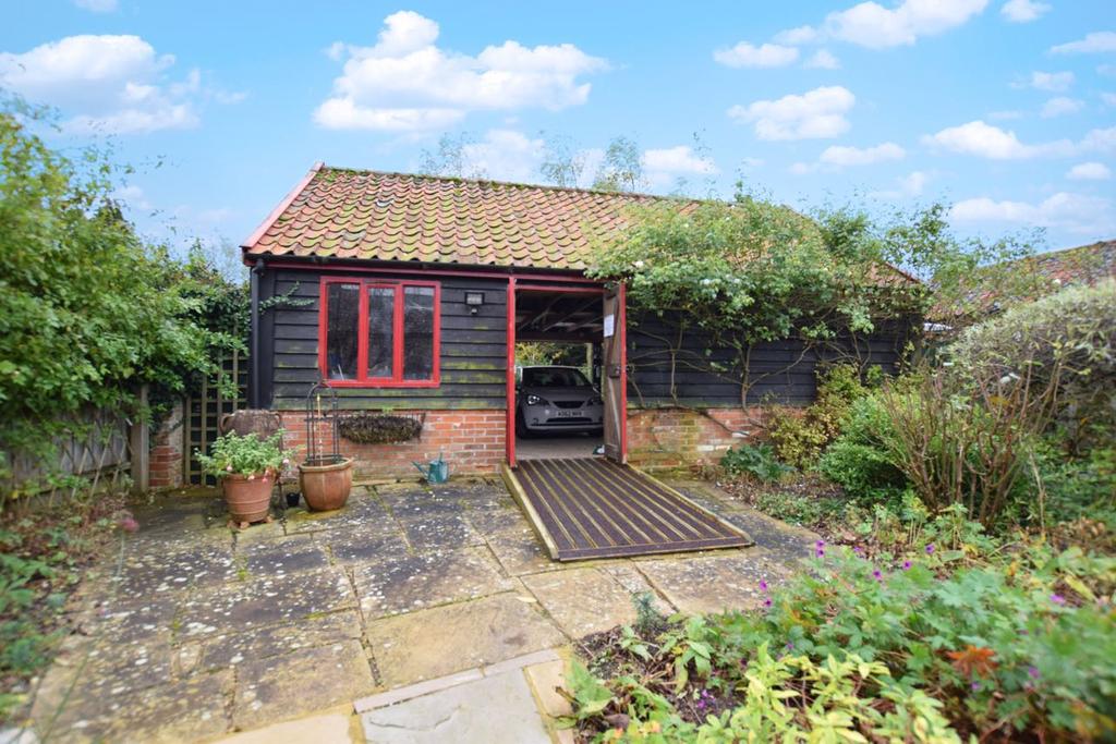A unique opportunity has arisen to purchase this beautifully presented, Grade II Listed four bedroom barn conversion, tucked away on the edge of Glemsford.