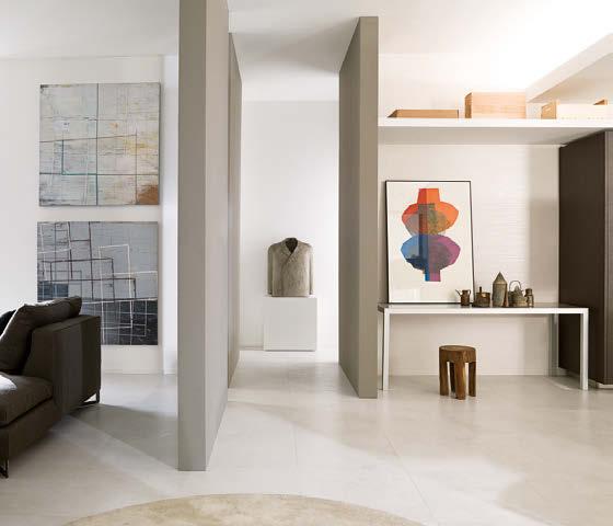 painting by Miguel Ángel Ríos. On the left are acrylic on canvas paintings by artist Javier Chapa. The floor is in White Munich, 59.6 x 59.6 cm, by Venis.