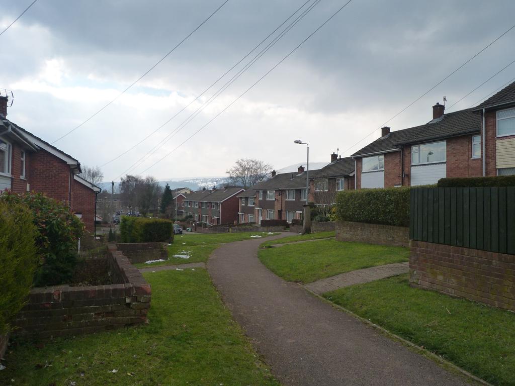 Figure 5: A Radburn walkway Setting, Streets and Spaces Like the rest of Mardy, this area is situated on the gently sloping shelf between the incised Gavenny valley and the Deri.