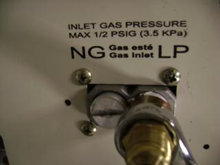 FOR NATURAL GAS (NG) INSTALLATION: YELLOW 1. Remove the blue dust cover from the regulator. Blue Dust Cover 2.