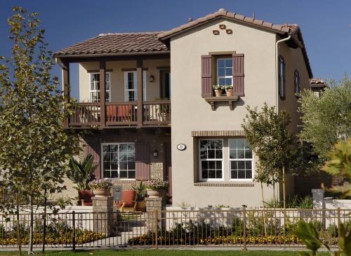 DESIGN GUIDELINES 3 3.3.5. Monterey Influenced by both the Spanish Colonial and New England Colonial homes, historical Monterey features Spanish detailing while maintaining the Colonial style form.