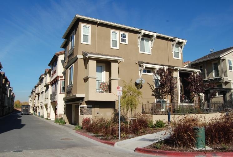 2 LAND USE AND DEVELOPMENT STANDARDS Townhome (Attached) Townhomes are units, attached in groups of 3 or more.