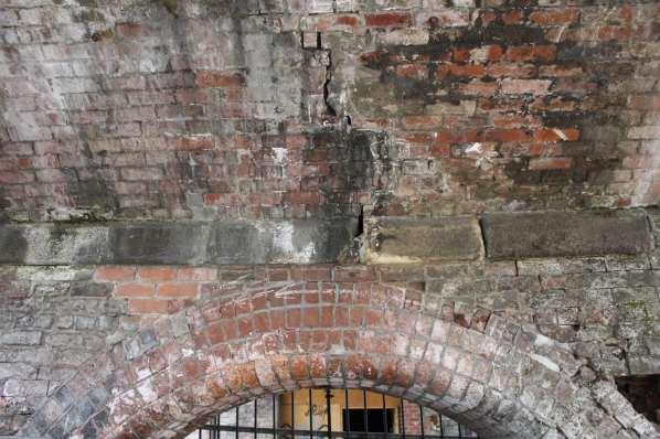 Structural issue for Leeds masonry railway bridge: cracking around relieving