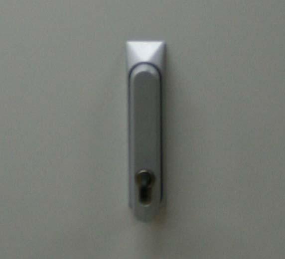 Pivoted lever closure Opening: Turn the pivoted lever 90 upwards in an anti-clockwise direction Open the door Closing: Close the door, making sure that the pivoted lever is in the open position