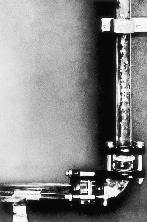 We have also studied the practical aspects of this subject. A glass test stand was constructed to enable the phenomena to be observed and assessed. The test stand (Fig.