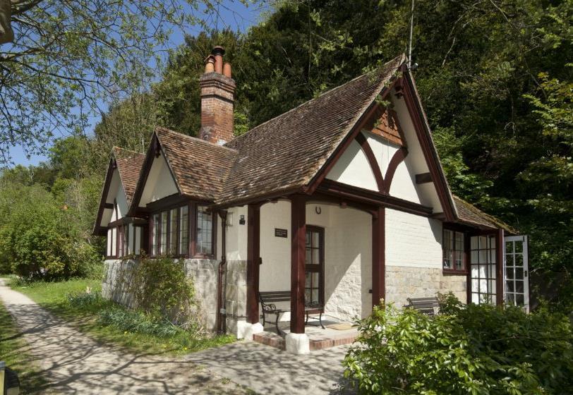 National Trust Cottages Access Statement Cottage Detail: Ferry Cottage, Cliveden Estate, LSE Ref: 002002 Category: Detached Bungalow Introduction Ferry Cottage was once the home of the ferryman for