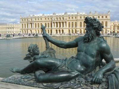 Versailles Palace and Gardens Experience the center of 17 th and 18 th century royalty and aristocracy with a visit to the Château de Versailles and the surrounding gardens, a marvel of both interior