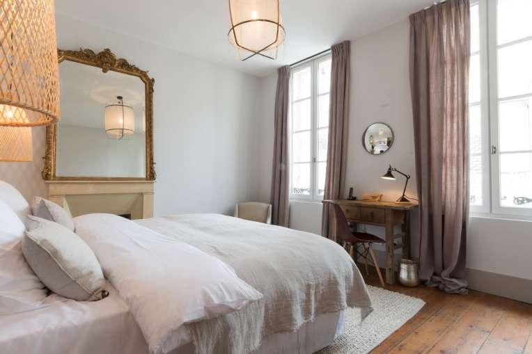 5 ROOMS SUBTLE, INVITING ELEGANCE Logis de la Cadène offers four inviting, subtly elegant rooms reminiscent of an old family home with its
