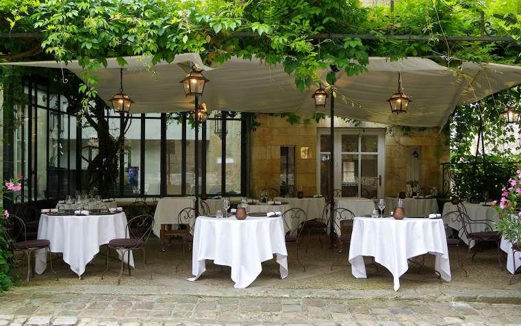 The shady terrace and the three dining rooms have simple, cosy furnishings in keeping with the general spirit of the premises as well as current fashion.