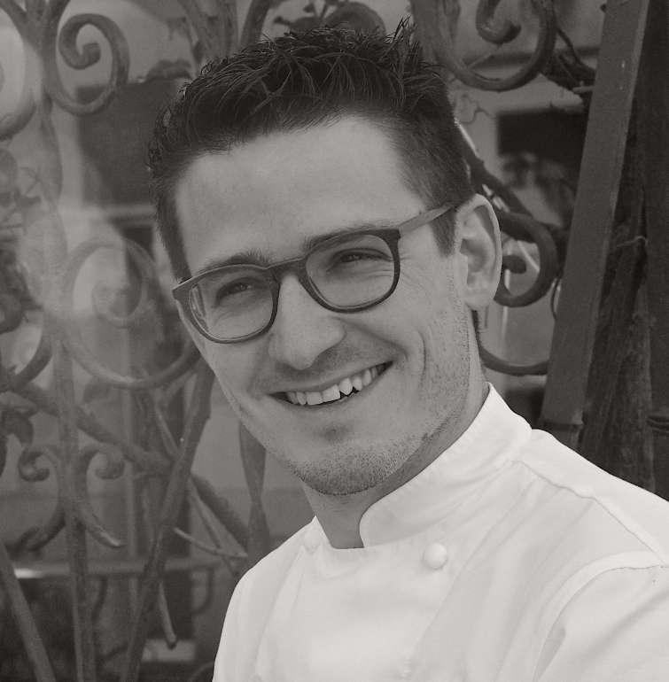 THE CHEF ALEXANDRE BAUMARD The chef Alexandre Baumard derives his passion for cooking from the Sundays spent inventing new dishes, from his grandmother s old cookery books and from the competitions
