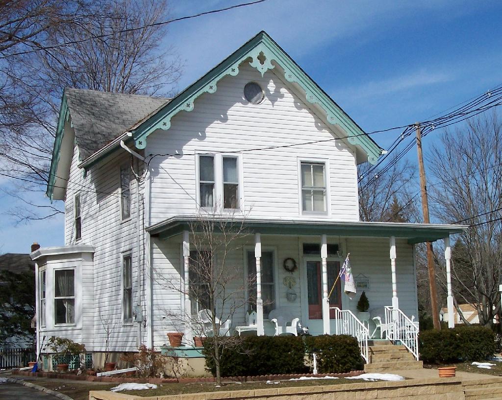 VERNACULAR GOTHIC REVIVAL, 1850-1880 THE STYLE Jigsawn bargeboard 1½- 2½ stories Cross gable roof Rectangular, L-shaped, irregular plans; often have 3-bay section with gable facing street 2/2 sash