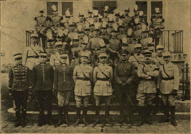 376 K A R D A S Nr. 24 (48) Mūsų karininkai Saint-Cyro karo mokykloje. Mokyklos eskadronas (kariūnai) su esk. instruktoriais. (X) Mjr.