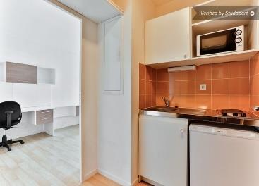 Joffre Studéa Nanterre is located close to shops and to a few minutes of transport (bus line