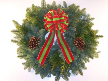 It will have a red and gold plaid bow and a set of 3 brown/white ponderosa pine cones.