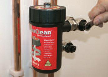 Servicing 4 1 Loosely secure the MagnaClean Professional canister to the valves.