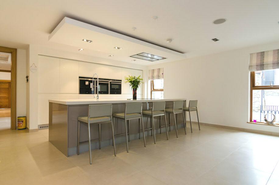 EXCEPTIONAL MODERN KITCHEN AREA OPENING TO FAMILY LIVING & DINING AREA: KITCHEN AREA: 20' 6" x 19' 5" (6.26m x 5.