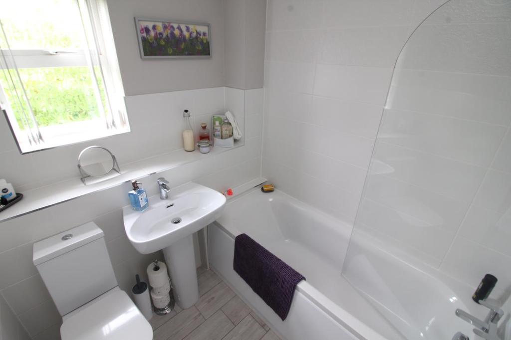 BATHROOM with suite comprising panelled bath