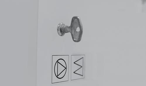 oor locks and handles Easy to use door locks and handles ensure safe unit maintenance.