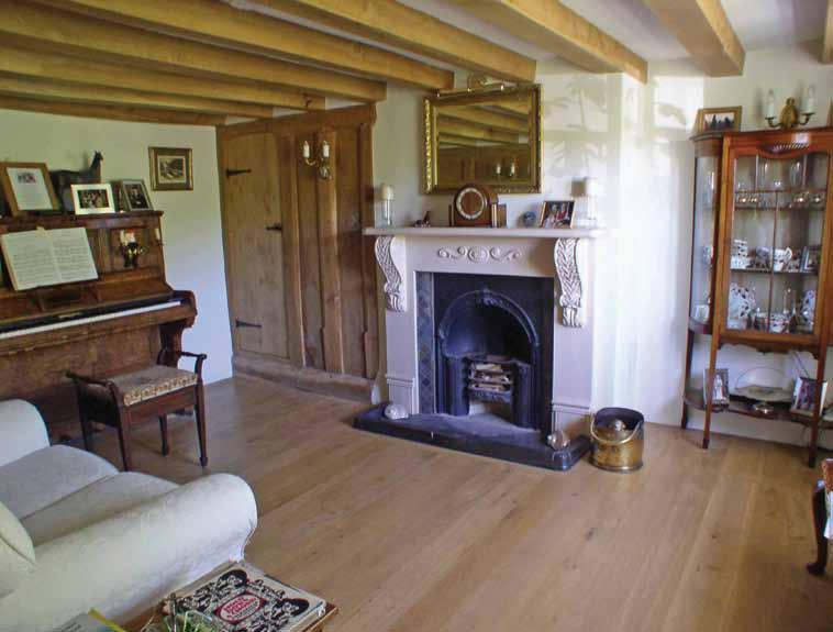 Location Cherry Tree Longhouse is just a 10 minute walk to the thriving Dartmoor town of Moretonhampstead, on the north eastern side of Dartmoor National Park.
