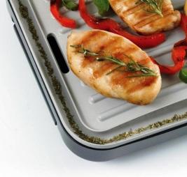 Place the food to be cooked onto the ceramic plates and close the lid.