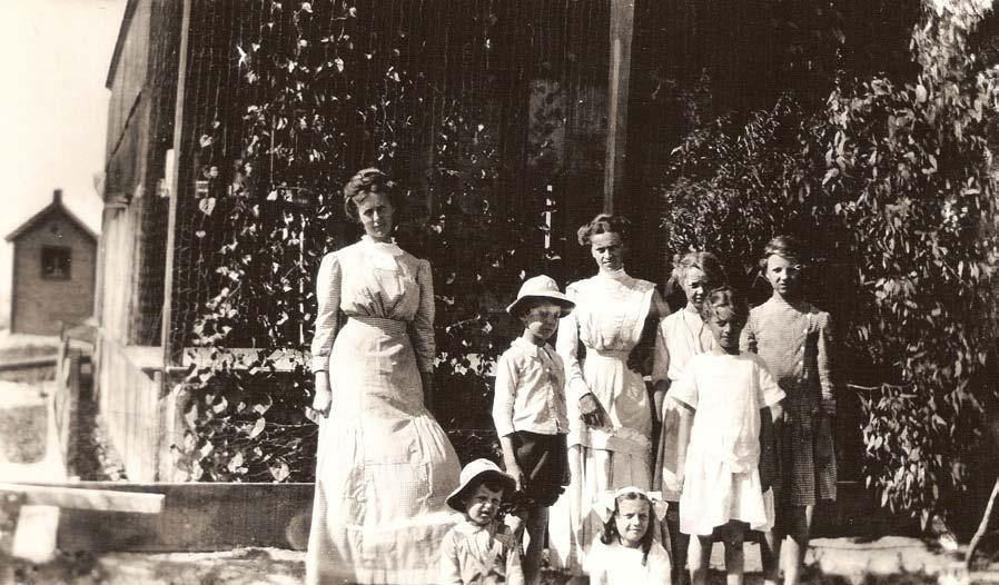 The Riding clan utilizing the latest in residential cooling technology, Fresno, July, 1904. Notice the highly reflective B.S. clothing (before sunscreen).