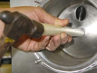 Ceramic ring Notice: Do not hold button in while pulling T handle out. Puller Tool F0012 To install new seal; 1.