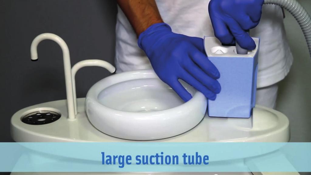 2 See illustration Suck off some water with each of the suction tubes after every treatment.