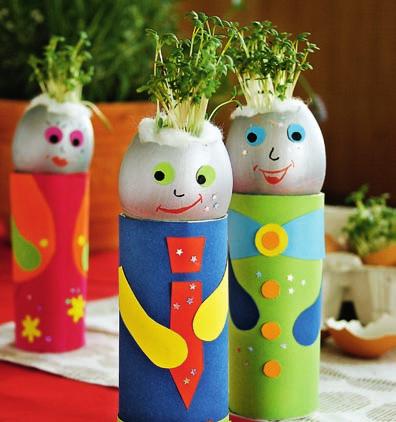 Alien Eggheads Watch out! This spring, green-haired aliens are invading your kitchen! You can make your own alien egg head and watch how the cress seeds you plant sprout to make green hair.