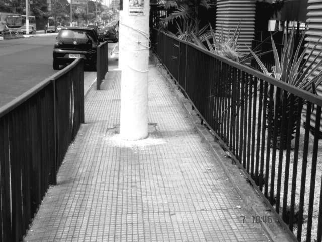Figure 6: Bi-articulated of the city of Curitiba / PR. Source: IPPUC - Institute of Research and Planning of Curitiba. Figure 11: sidewalk of a college in av. Djalma Batista.
