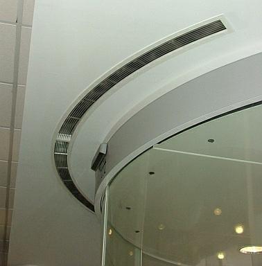 The striking feature of this model is that it is supplied with a curved discharge grille, precisely in line with the curve of the revolving door. This protects the entire door opening.