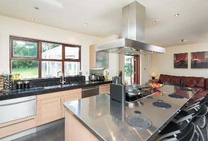 OPEN PLAN KITCHEN / LIVING / DINING AREA 7.47m (24'6) x 4.